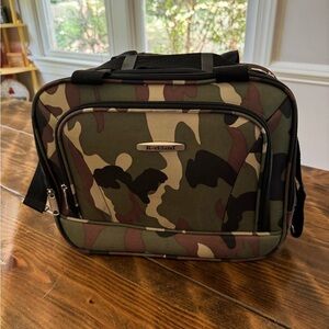 Rockland Camo travel bag. 3 zippered pockets flap to slide on luggage handle